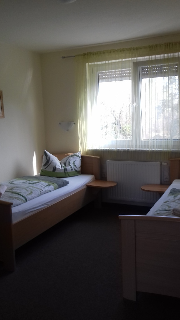 Foto vom Zimmer mit getrennten Betten