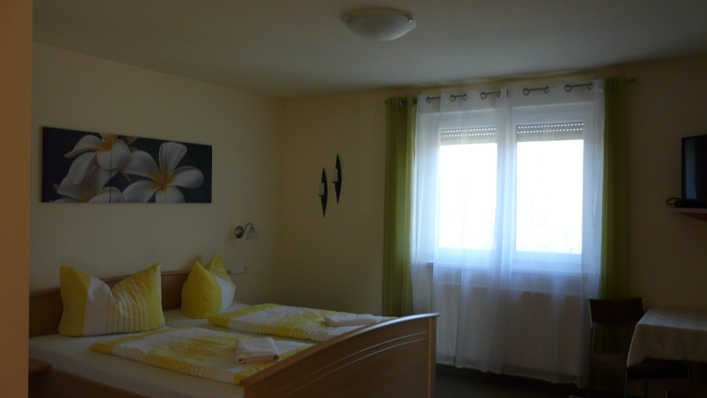 Foto von Zimmer mit Doppelbett